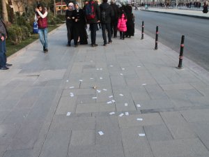 Konya'da sokaklara "fuhuş kartviziti" attılar