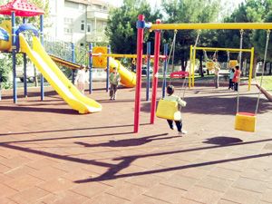 Okul bahçeleri kauçuk zeminle kaplansın
