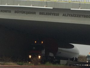 TIR alt geçide sıkıştı