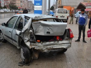 Işıkta bekleyen otomobile TIR çarptı