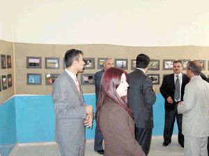 Ahırlı'da ilk kez fotoğraf sergisi açıldı