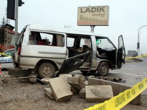 Kamyon, ışıkta bekleyen minibüse çarptı: 1 ölü, 5 yaralı
