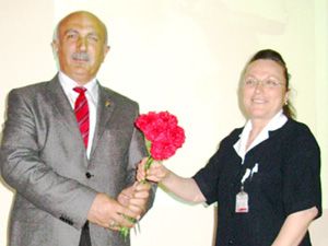 Hemşirelere karanfil takdimi