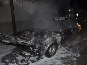 Konya'da yanan otomobil kullanılamaz hale geldi