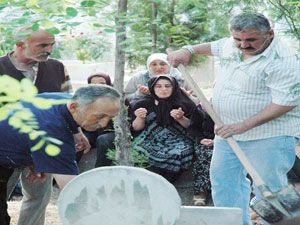 Annesinin evine 200 metre kala öldürüldü 