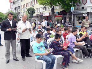 Vatandaşlar 2 saat kitap okudu
