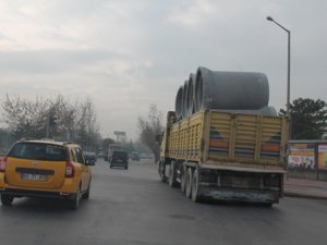Betonarme boru yüklü kamyon ile tehlikeli yolculuk