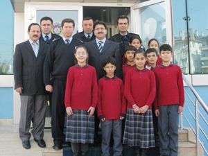 Aymazlı öğrenciler polis amcalarıyla elele