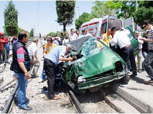Otomobil tramvay yoluna devrildi: 1 yaralı