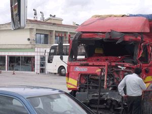 Kamyon dinlenme tesisine girdi: 1 U.Çavuş ölü 10 yaralı