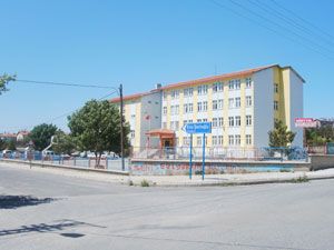 10 yılda 800 öğrenciye yardım