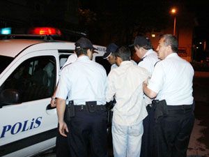 Esrar alemi yapan gençler polis tarafından yakalandı