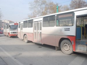 Arıza yapan otobüs trafiği kitledi