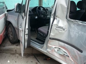 Otobüs ile araba kafa kafaya çarpıştı