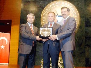 İşadamı Çiftçi’ye Hizmet Şeref Belgesi