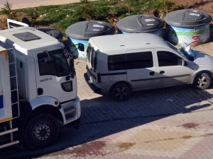 Çöp bidonlarının önüne aracını park etti