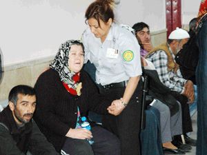 İki küçük arkadaş karşıya geçemedi…