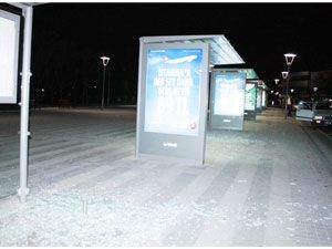 Alkol alıp durak camlarını kırdılar