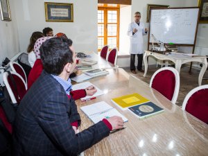 Selçuklu Medresesi'nde Osmanlıca öğreniyorlar