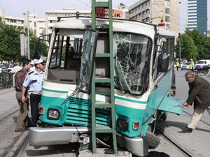 Dolmuş direğe çarptı: 9 yaralı