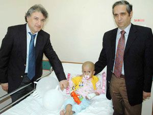 Emircan bebek çifte ameliyatla iyileşiyor