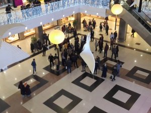 Üçüncü kattan atladı