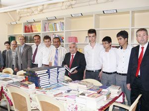 Meram Ticaret öğrencileri kitap bağışladı