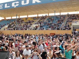 Bin 600 öğrenci için stadyumda mezuniyet