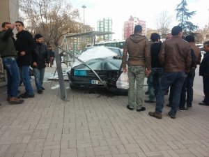 Belediye önünde durağa daldı