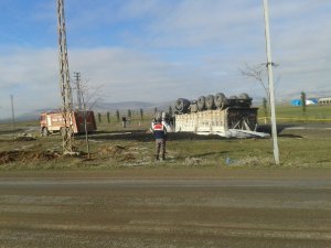 Kömür yüklü TIR devrildi: 1 ölü