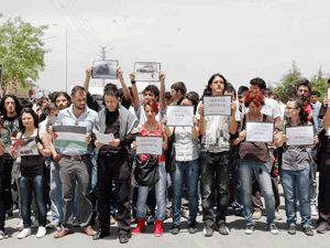Üniversite öğrencilerinden yumurtalı protesto