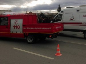 Kamyonet sürücü araçta sıkıştı