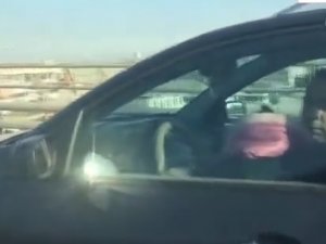 Direksiyon başında çocuk uyuttu