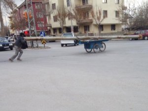 Herkesin gözü önünde direği çaldı