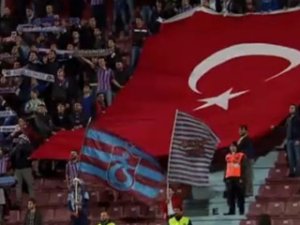Trabzonspor taraftarı 61'de İstiklal Marşı söyledi