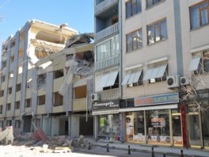 Yan binadaki çalışma yatak odasının duvarını yıktı