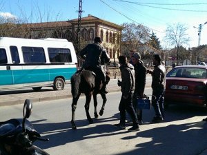 Trafikte bir atlı!