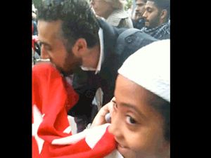 Türk bayrağını öpen İngiliz / video