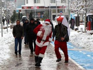 BBP'liler Yeniçeri'ye Noel Baba'yı kovalattı