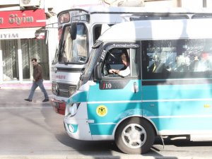 Otobüsle dolmuş birbirine girdi!