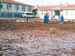 Çamur içinde eğitim