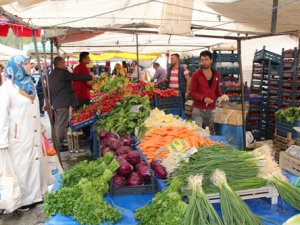 Çiftçi cefa çekiyor aracı sefa sürüyor