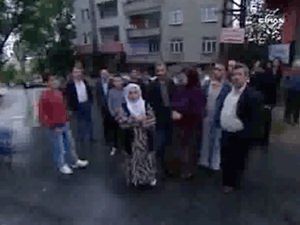 Polis aracına saldırı: 10 yaralı - video