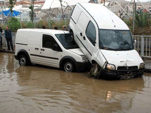 İstanbul'da sel 1 can aldı - video