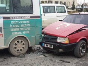 Şahin minibüse çarptı