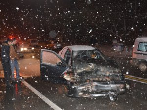 Park halindeki tıra çarpan otomobil yandı