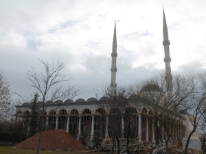 Kampüs Camii'nde 17 bin kişi ibadet yapacak