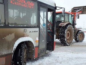 Belediye otobüsleri yollarda kaldı