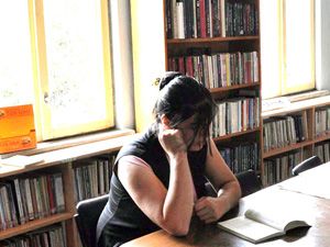 Komşusuna hakaret eden kıza kitap okuma cezası