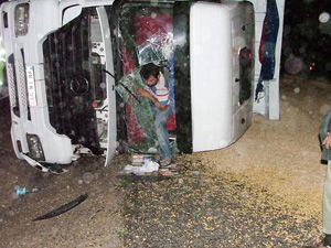 Kayganlaşan yolda TIR'lar devrildi